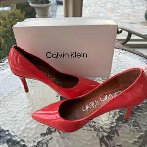 Calvin Klein patent GAYLE pumps 7M